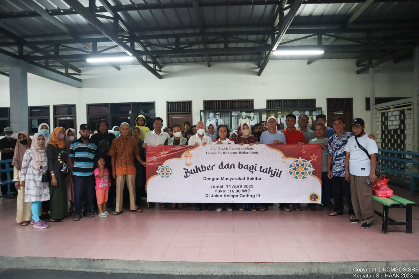 Bagi bagi Takjil dan Buka Puasa Bersama dengan Masyarakat Sekitar Gereja oleh Sie HAAK