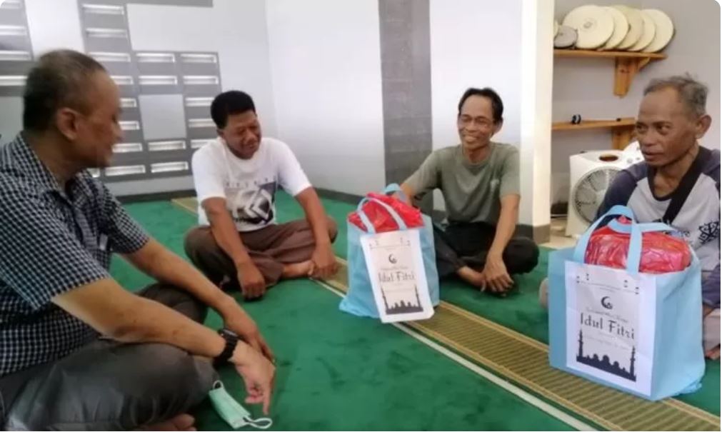 Kegiatan Pemberian Bingkisan Kepada Tokoh dan Warga Masyarakat Sekitar Gereja