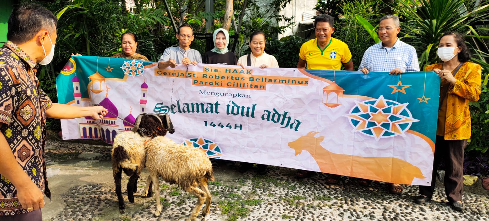 Paroki Cilililtan Menyerahkan Hewan Qurban untuk Masyarakat Sekitar