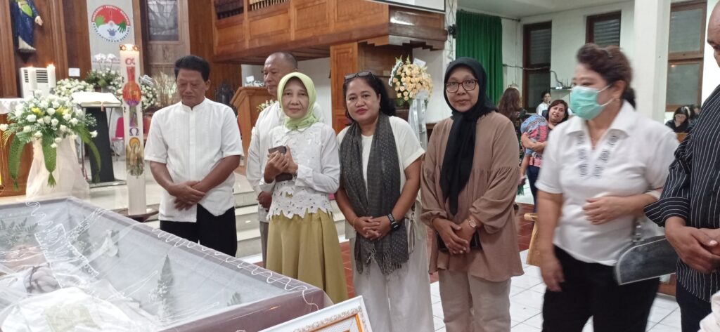 Ketua RW 001, Tuntun Rahayu bersama Ketua RT dan perwakilan Dasa Wisma melayat
