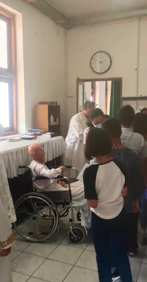 Romo Alex Melayani Misa danMemberkati Anak-anak pada Minggu, 23 Oktober 2023.