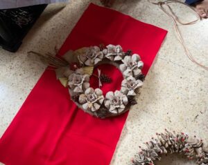 Karangan Bulat Bunga Natal atau Christmas Wreath yang disiapkan Pantia Natal 2023