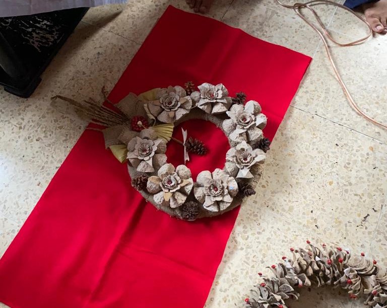 Karangan Bulat Bunga Natal atau Christmas Wreath yang disiapkan Pantia Natal 2023