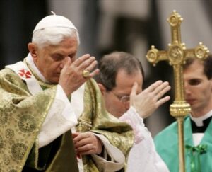 pope-benedict-sign-of-the-cross