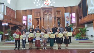 Perwakilan setiap peserta menerima penghargaan, dan berfoto bersama para romo, Dewan Juri, perwakilan DPH, dan Ketua Seksi Liturgi Paroki.