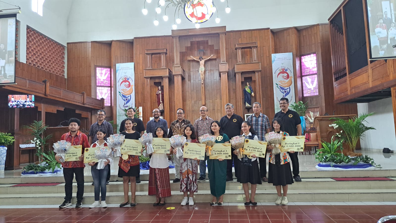 Perwakilan setiap peserta menerima penghargaan, dan berfoto bersama para romo, Dewan Juri, perwakilan DPH, dan Ketua Seksi Liturgi Paroki.